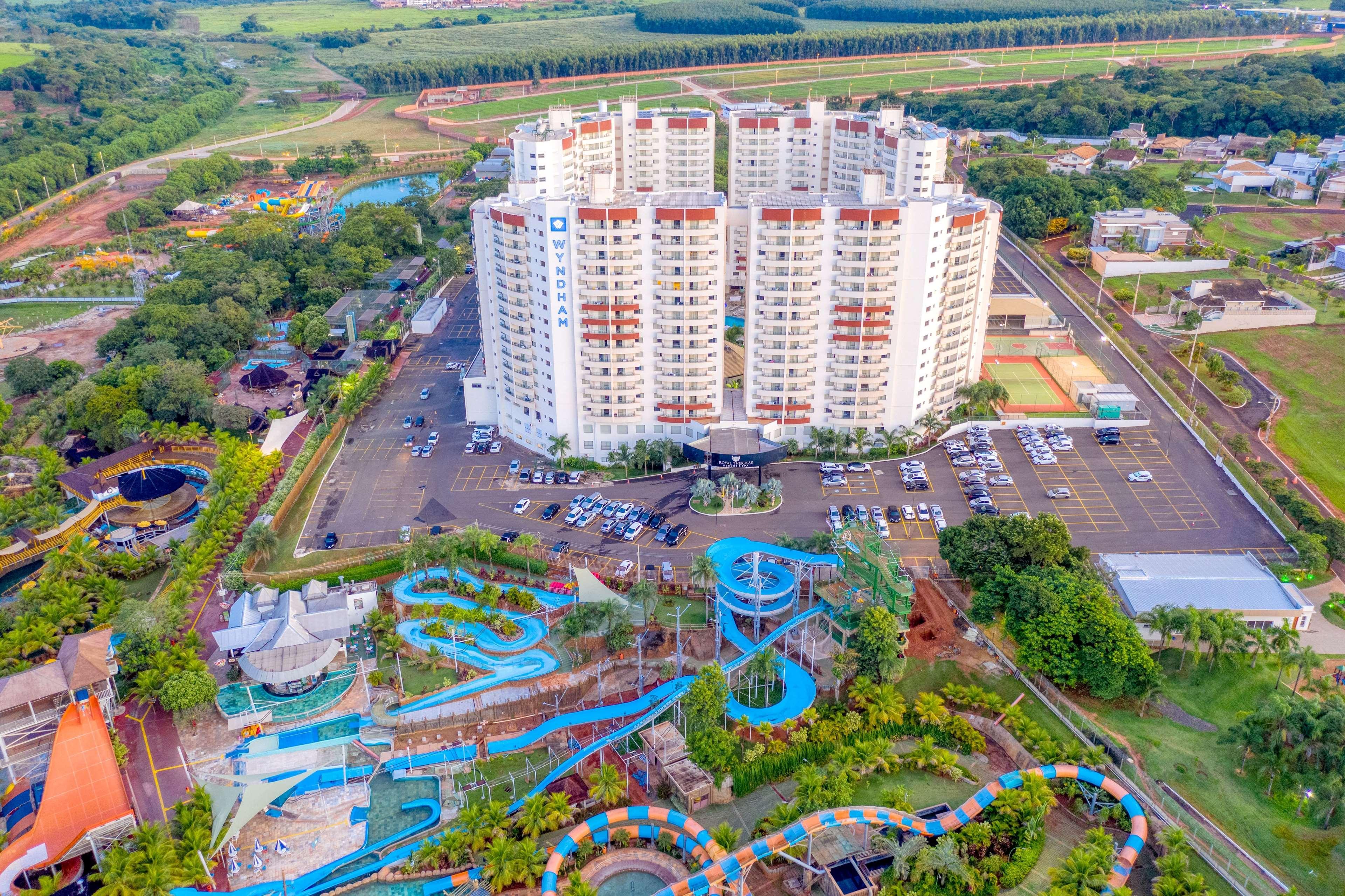 Wyndham Olimpia Royal Hotels المظهر الخارجي الصورة Aerial view of the hotel and water park