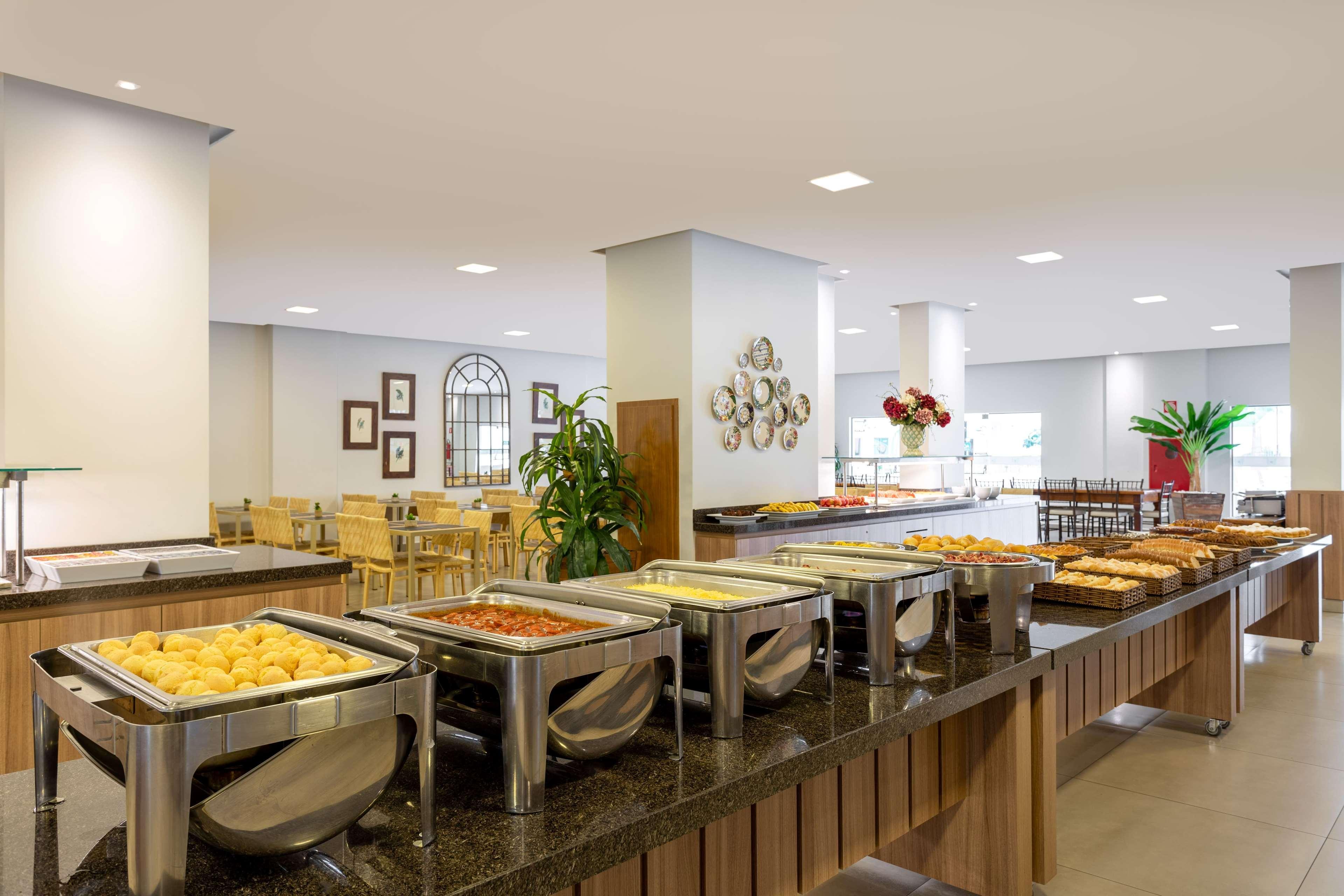 Wyndham Olimpia Royal Hotels المظهر الخارجي الصورة Buffet at a hotel